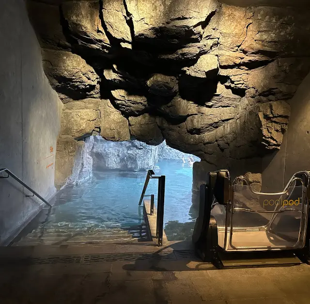 Photo de l'entrée du bassin de Sky Lagoon à Reykjavik en Islande