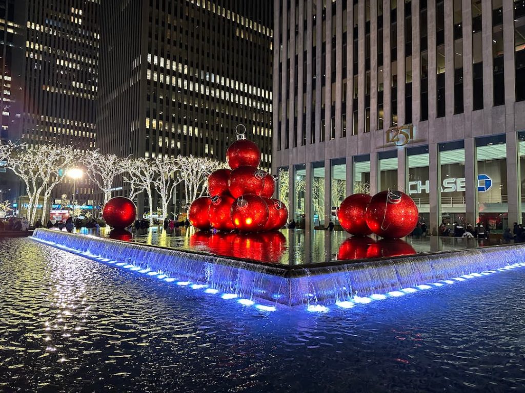 Photo des boules de Noël rouges emblématiques sur la fontaine de la 6ème avenue à New York