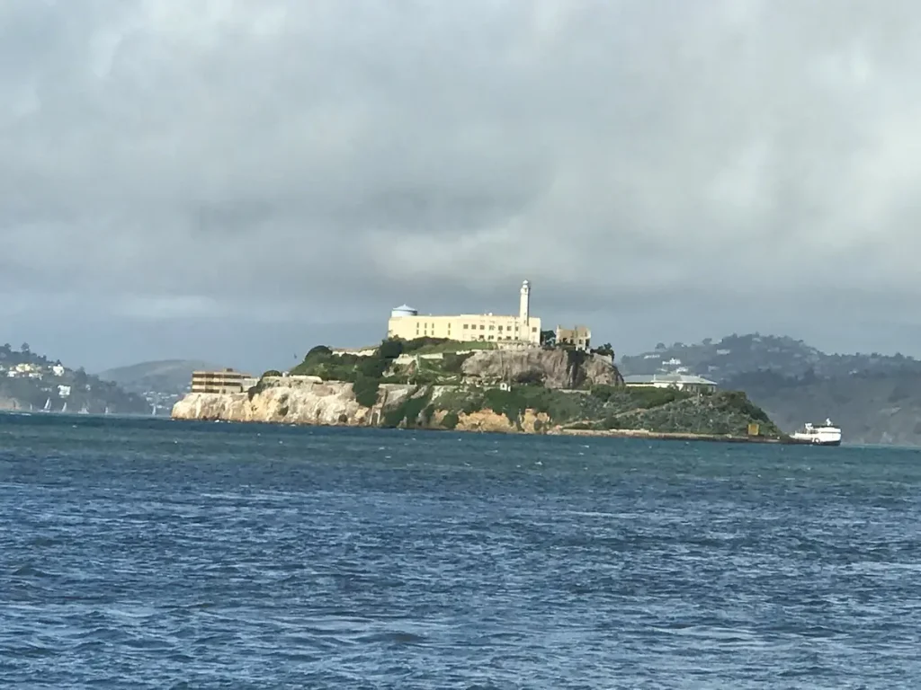 Photo de l'ile d'Alcatraz au milieu de la baie de San Francisco, Californier