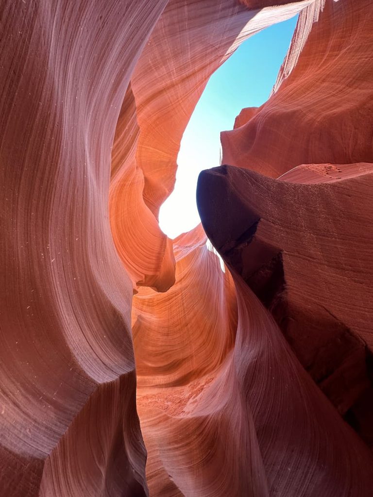 Photo de Lower Antelope Canyon à Page Arizona, avec les roches de deux couleurs et le ciel bleu.