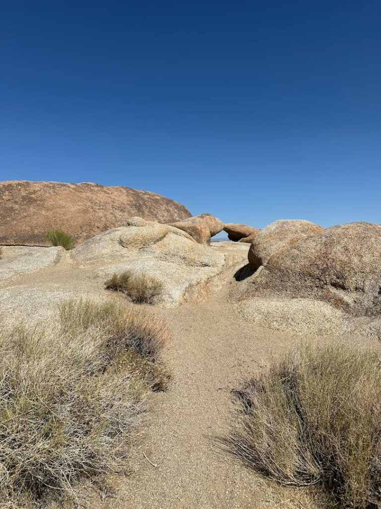 Photo d'une arche ressemblant à un serpent aux Alabama Hills près de Lone Pine, Californie