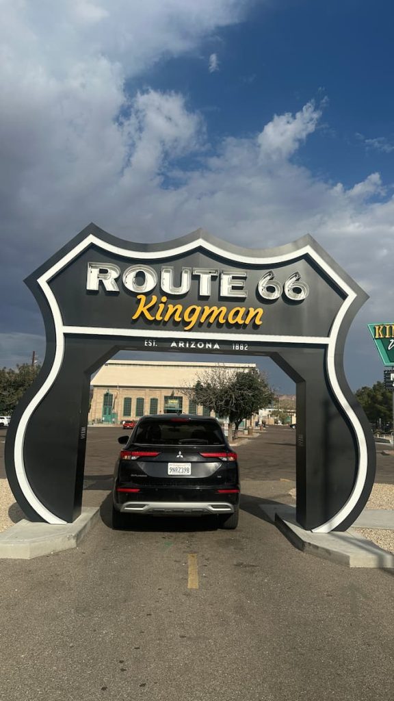 SUV noir à l'intérieur d'une arche noire avec l'écriteau Kingman Route 66