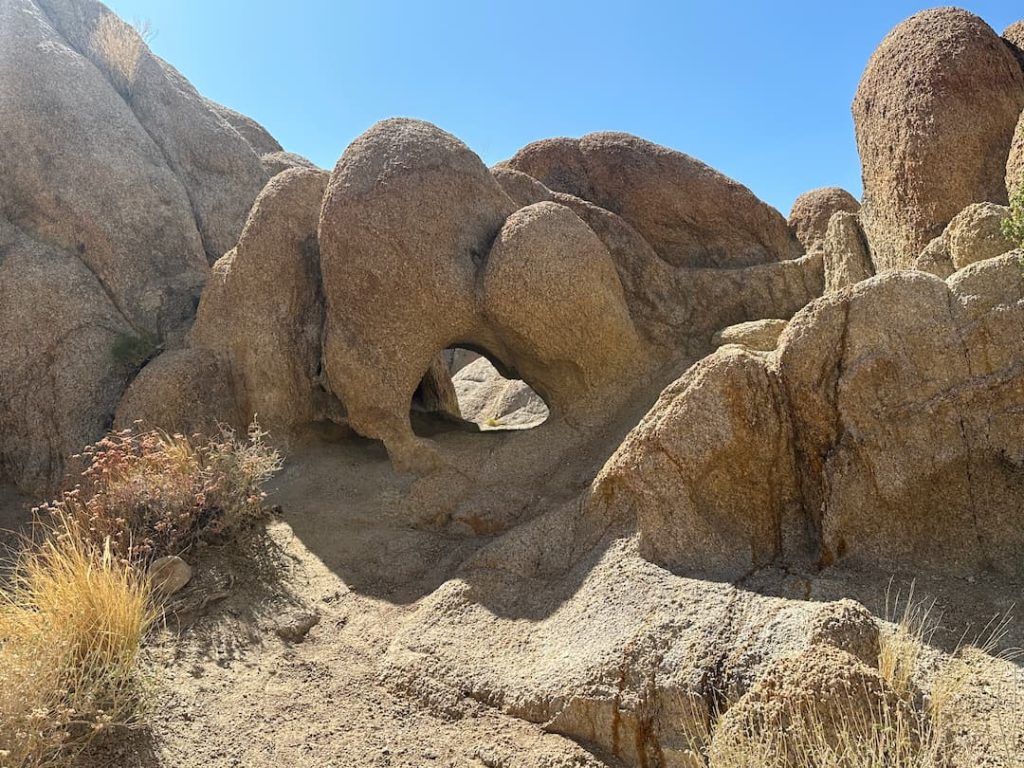 Photo d'une arche ressemblant à une porte aux Alabama Hills près de Lone Pine, Californie
