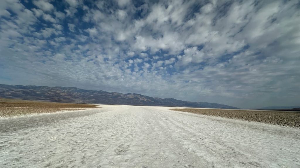 Mer de sel de Badwater Basin à Death Valley avec les montagnes en fond