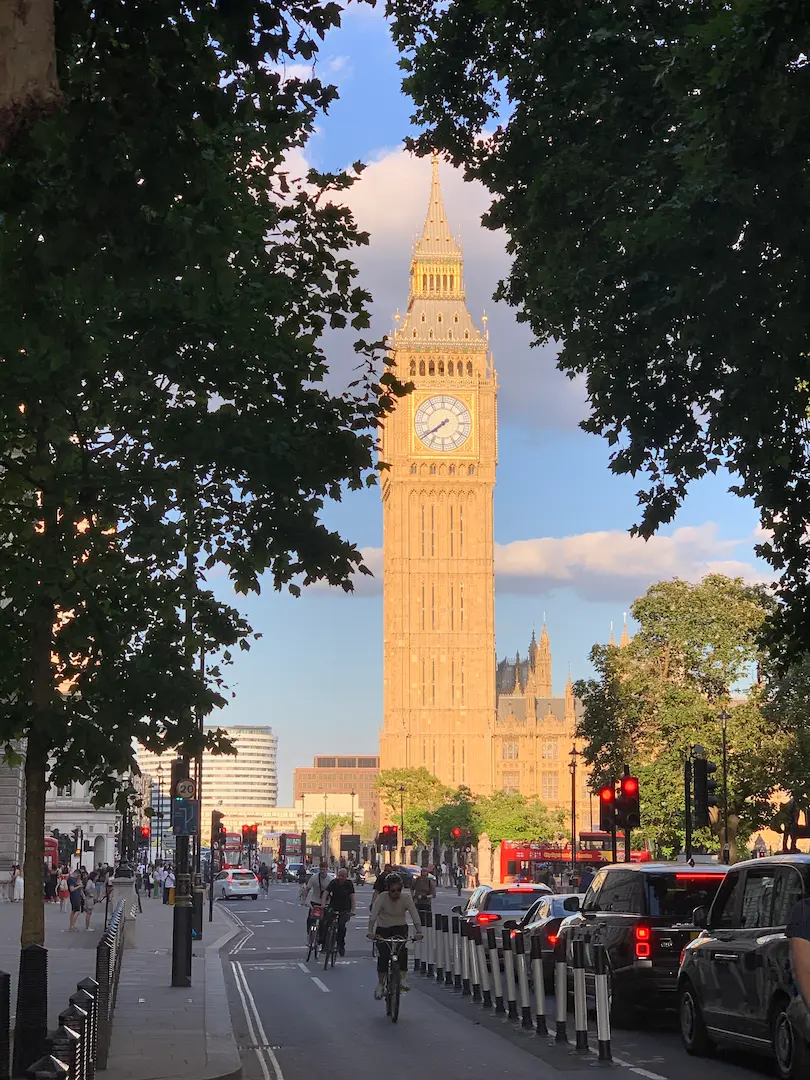 Big ben, prise en photo depuis la rue, éclairée par la lumière du soleil, Londres
