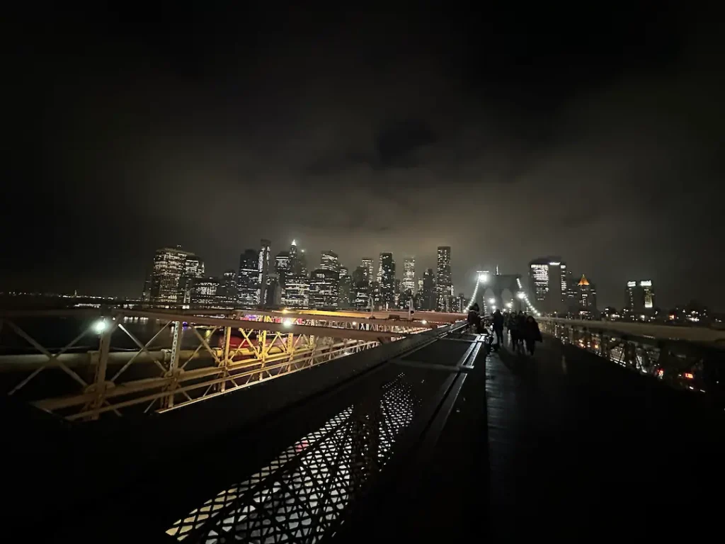 Photo de nuit de Manhattan illuminé, prise depuis le Brooklyn bridge, à New York