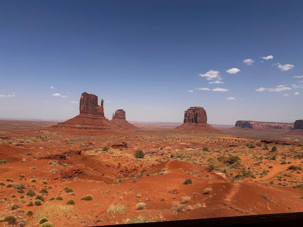 Photo de East et West Mitten Buttes au lever du soleil à Monument Valley