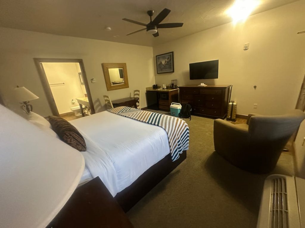 Chambre avec un grand lit et cuisine équipée de l'hôtel Cable Mountain Lodge à Springdale, Zion National Park