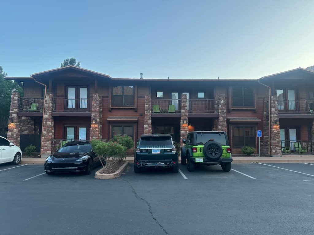 Vue sur le parking et les bâtiments avec leur terrasse de l'hôtel Cable Mountain Lodge à Springdale, Zion National Park