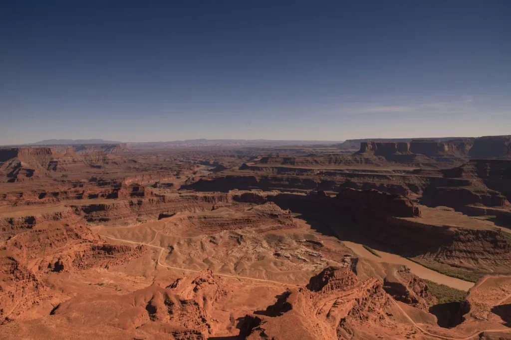 Photo de canyonland national park, vu depuis les hauteurs, avec les reliefs
