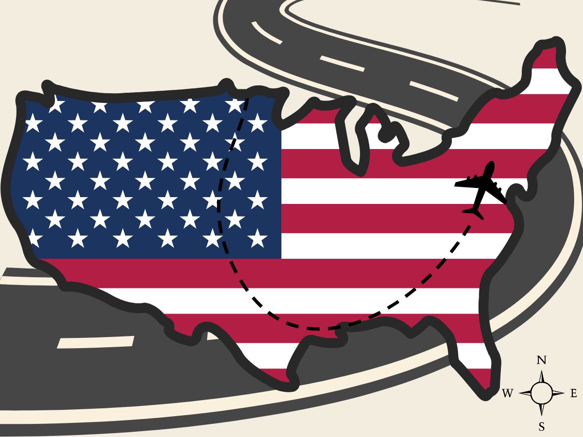 Carte des USA aux couleurs du drapeau américain, sur une route en fond, avec une boussole et un avion stylisé.