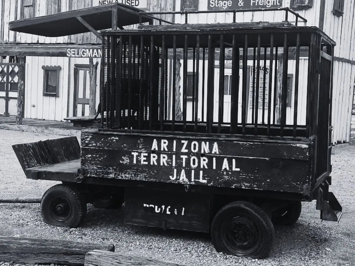 Chariot prison, noir et ancien, avec les pneus crevés, sur la route 66 en Arizona.