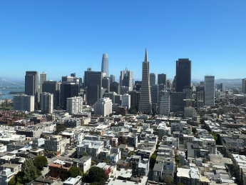 Vue depuis la Coit Tower sur San Francisco et les buildings emblématiques, sur fond de ciel bleu azur
