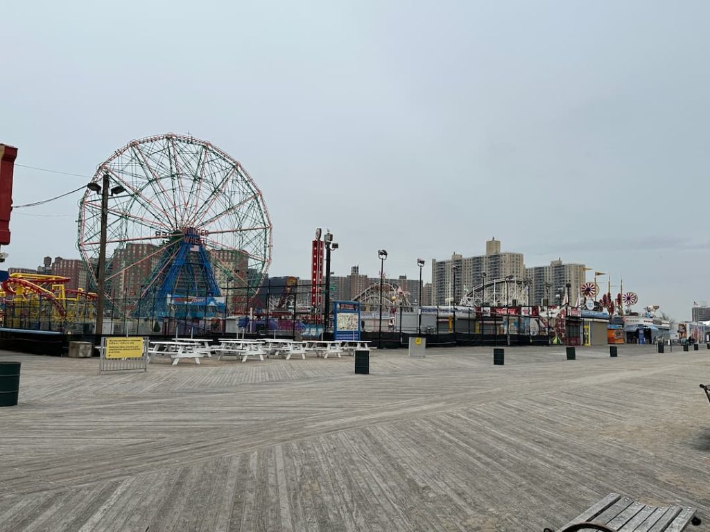 Le Luna Park de Coney Island, pris en photo depuis la plage, Brooklyn, à New York