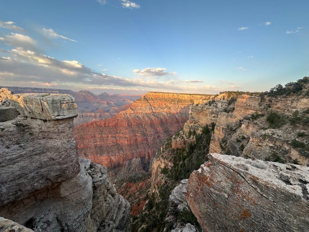 Roche du Grand Canyon prenant des tons rouges et orangés au coucher du soleil depuis South Rim