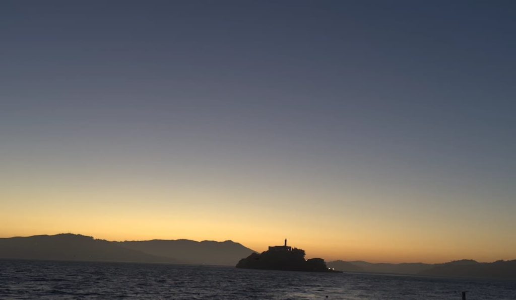 Photo de l'ile d'Alcatraz au coucher du soleil à San Francisco, Californie.
