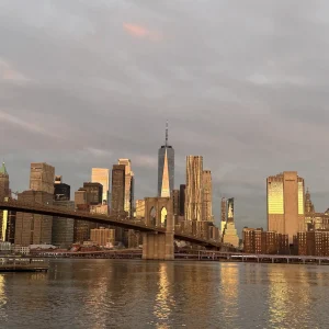 Photo de Manhattan prise au lever du soleil depuis Brooklyn Bridge Park