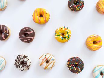 Photo de plusieurs donuts décorés sur fond blanc