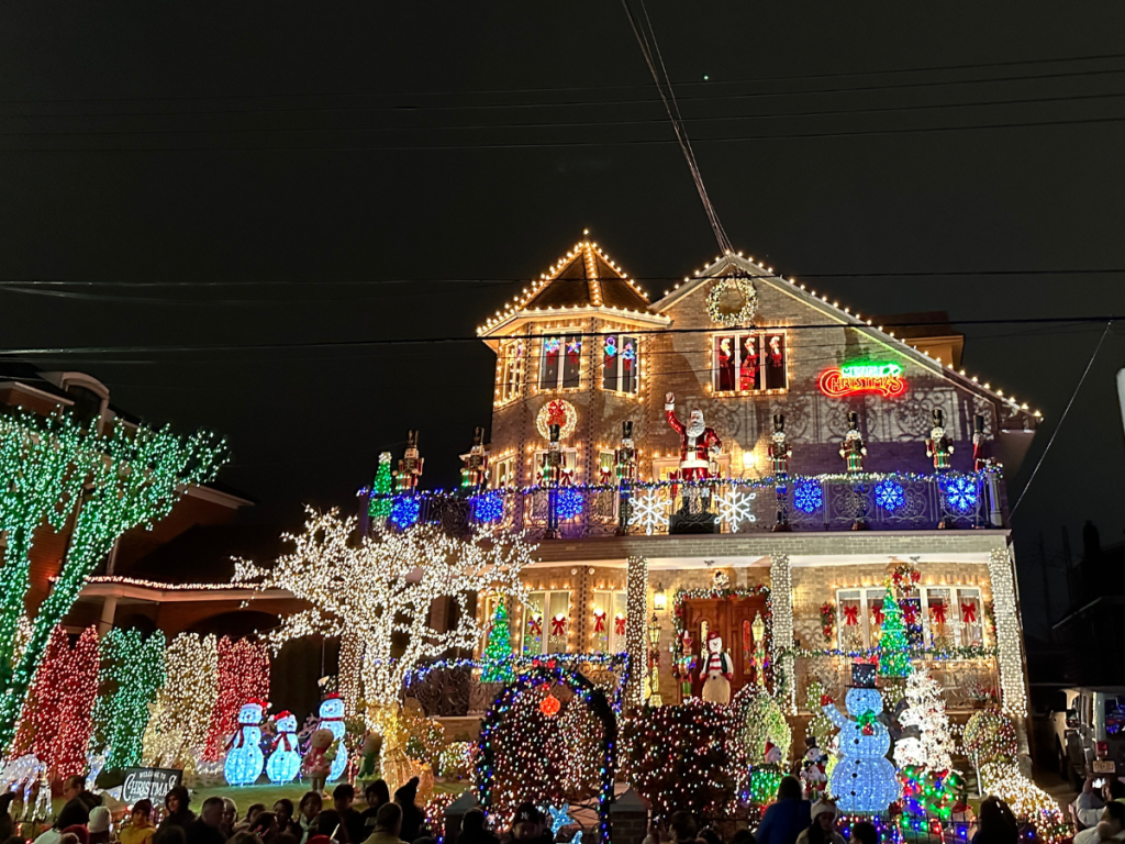 Photo d'une maison décorée et illuminée à Noël, à Dyker Heights, Brooklyn, New york