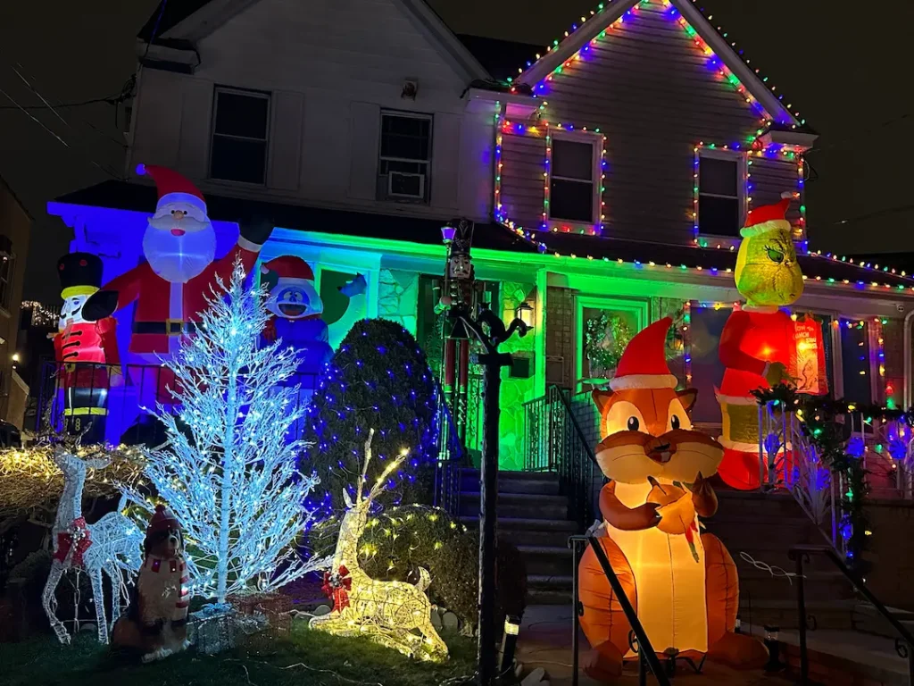 Décorations de Noel gonflables illuminé à Dyker Heigts, Brooklyn à New York