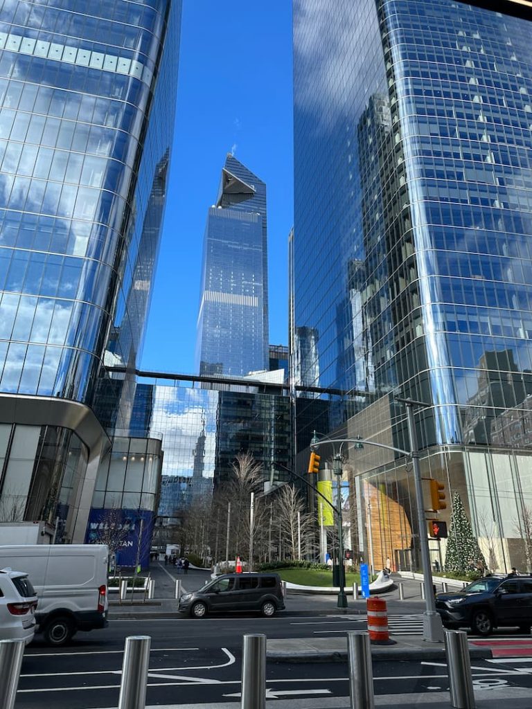 Photo du building Edge, à Hudson Yard, prise entre plusieurs buildings, à New York