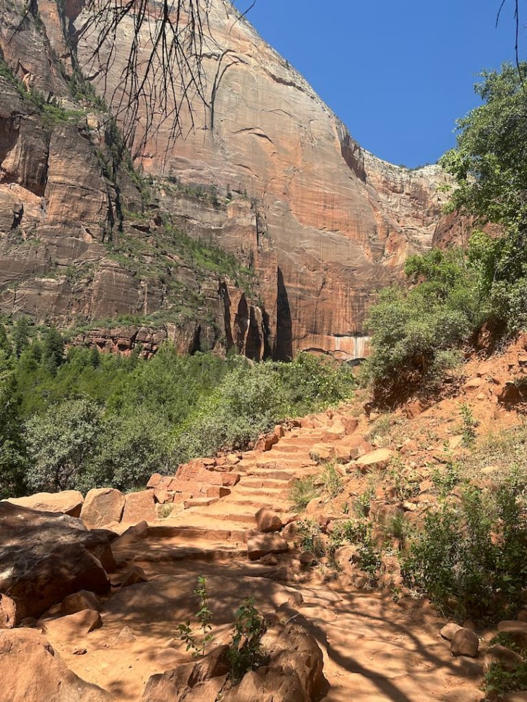 Photo des escaliers de pierre rouge pendant la randonnée Emerald Pool à Zion National Park