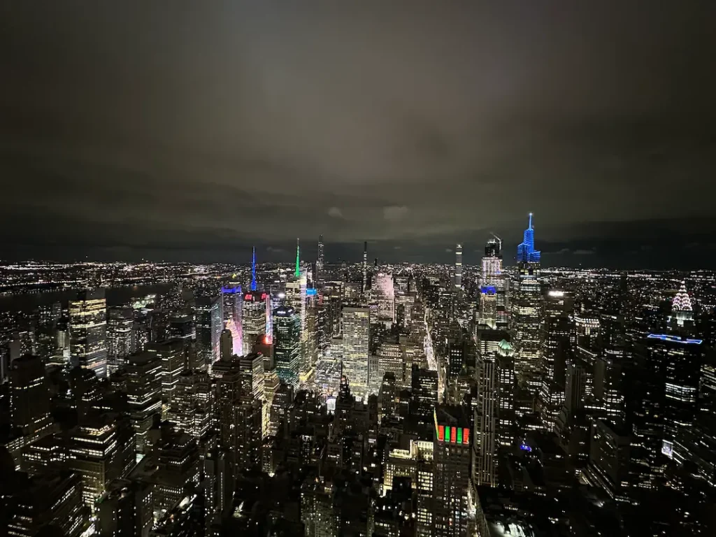 Photo de Manhattan illuminé, prise depuis le haut de l'Empire State Building, de nuit à New York