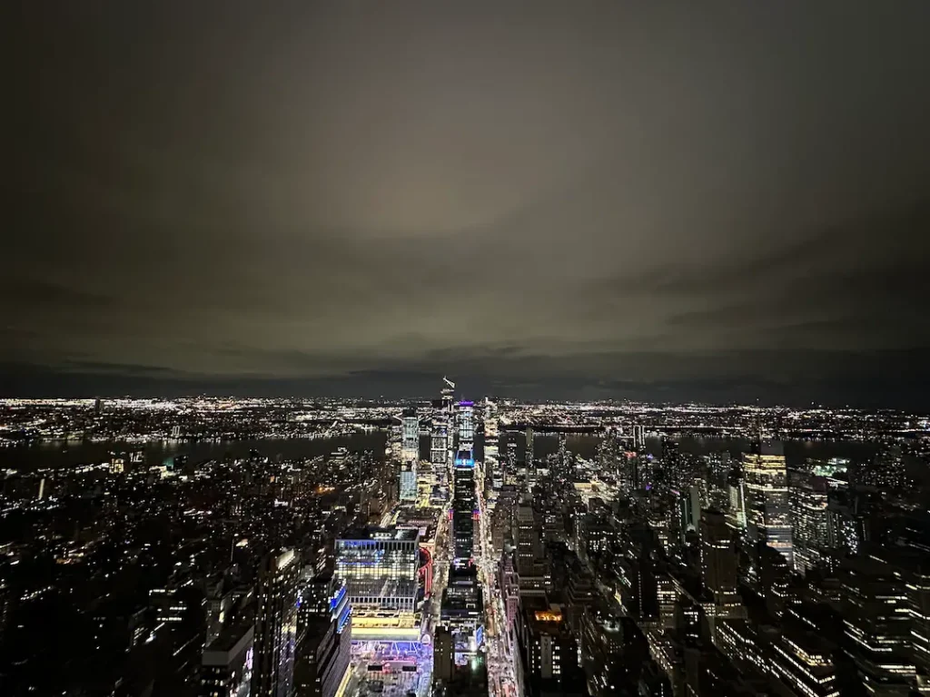 Photo de Manhattan illuminé, prise depuis le haut de l'Empire State Building, de nuit à New York