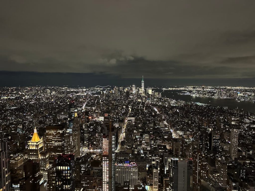 Photo de Manhattan illuminé, prise depuis le haut de l'Empire State Building, de nuit à New York