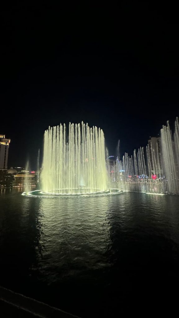 Jets des fontaines de l'hôtel Casino Bellagio de nuit à Las Vegas, Nevada