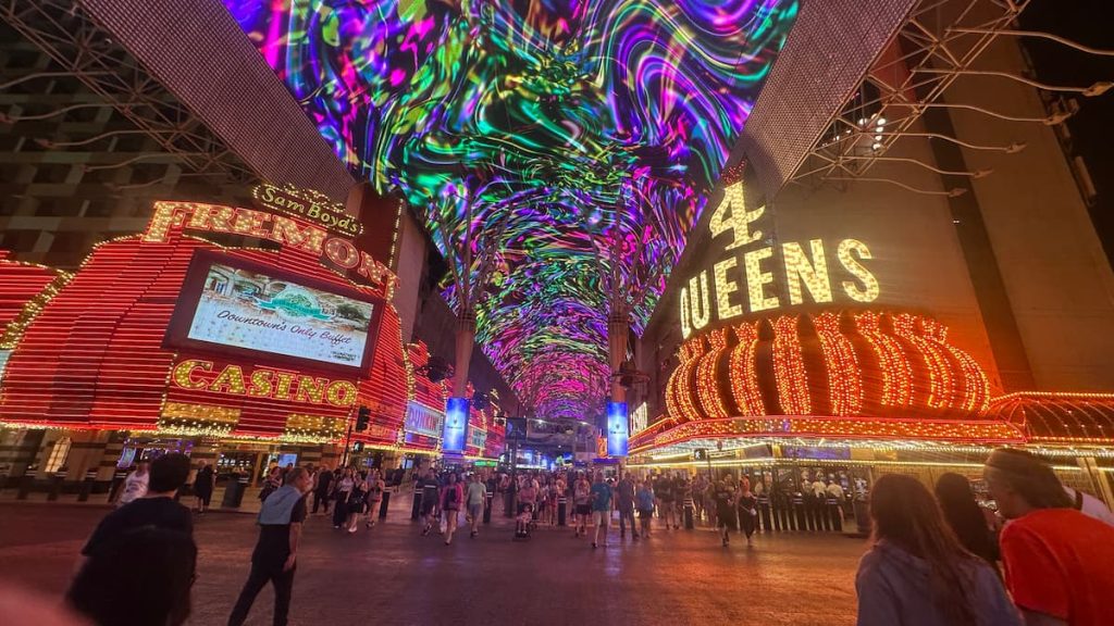 Toit illuminé de Fremont Street aux couleurs psychédéliques de nuit à Las Vegas, Nevada