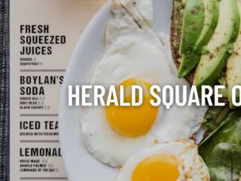 Photo d'oeufs au plat posé sur un menu au Friedman's à New York