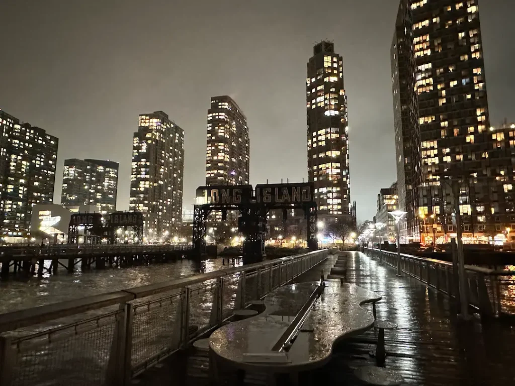 Photo du côté de Long Island, illuminé, prise depuis le Gantry Plaza State Park, New York