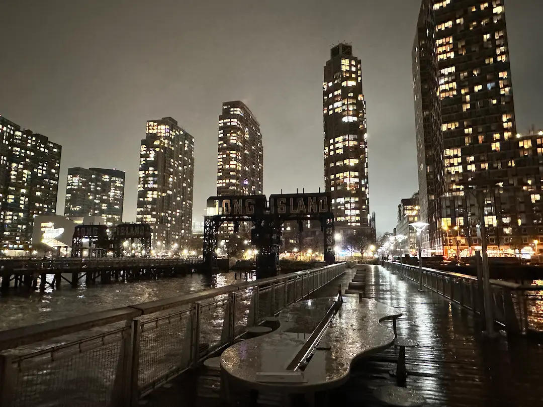 Photo du côté de Long Island, illuminé, prise depuis le Gantry Plaza State Park, New York