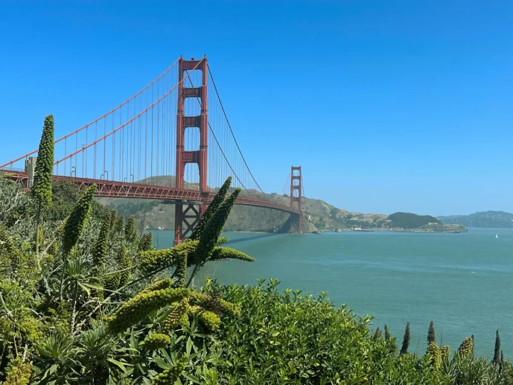 Photo du Golden Gate prise depuis le parc, avec vue sur la baie et un voilier à San Francisco, Californie.