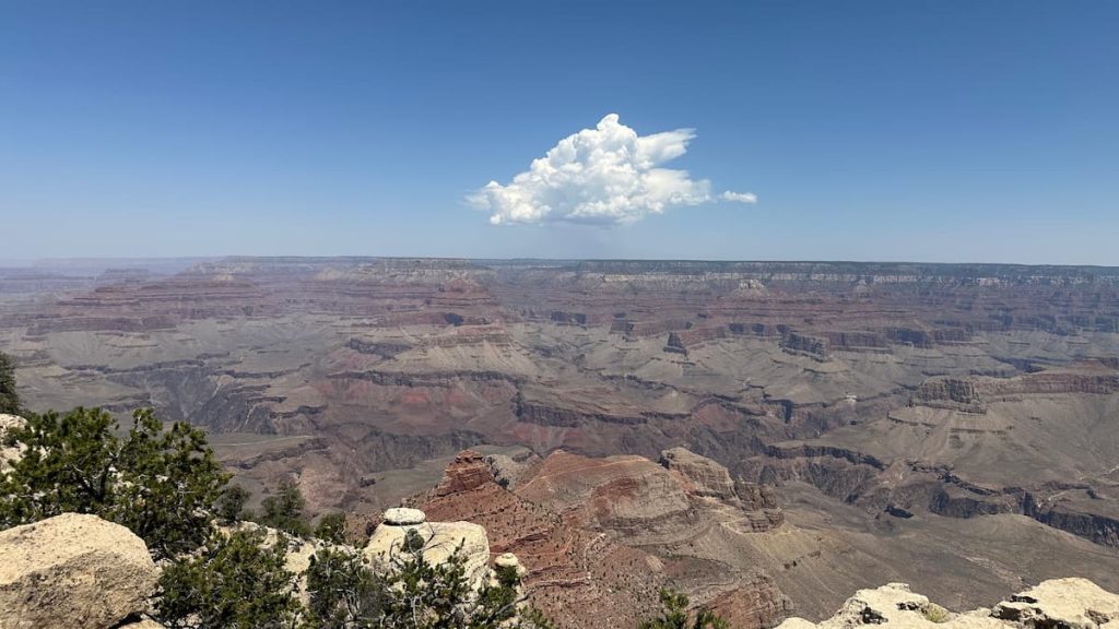 Vue sur le Grand Canyon sur fond de ciel bleu depuis Grandview Point