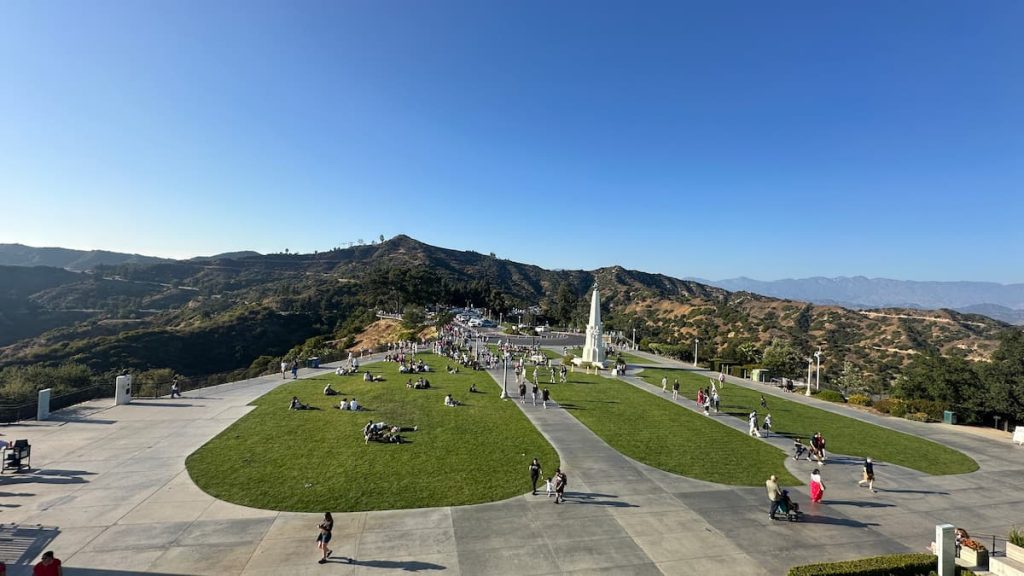 Parvis du Griffith Observatory avec ses jardins et la foule à Los Angeles, Californie