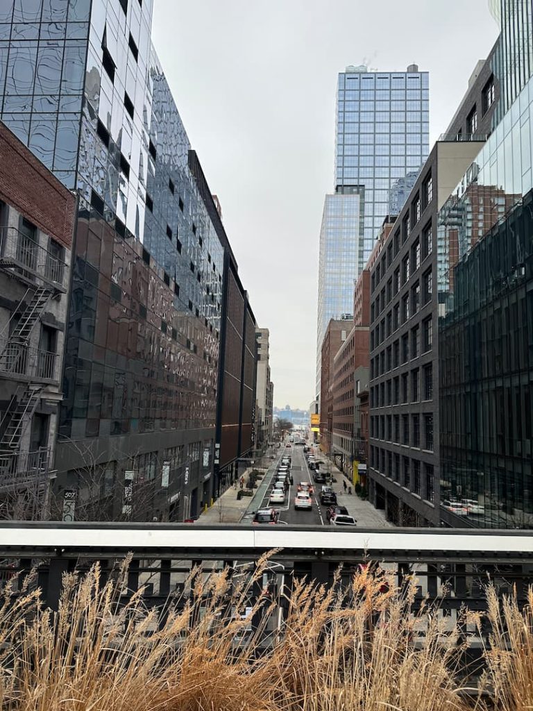 Photo entre deux buildings, prise depuis la High Line en hiver, à New York