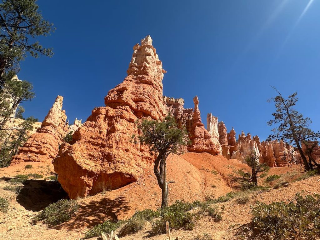 Photo des hoodoos dans l'amphithéâtre à Bryce Canyon National Park sur fond de ciel bleu