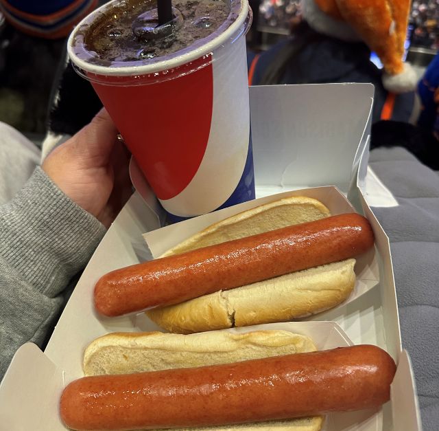 Un plateau avec deux hot-dogs et un soda au Madison Square Garden, New York