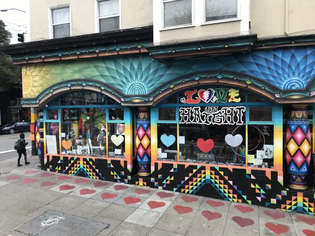 Devanture de magasin colorée dans le quartier de Haight Ashbury à San Francisco Californie