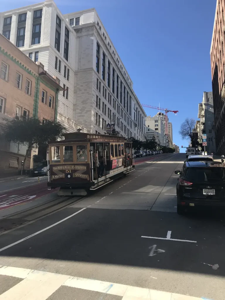Photo d'un cable car montant une rue escarpée à San Francisco Californie