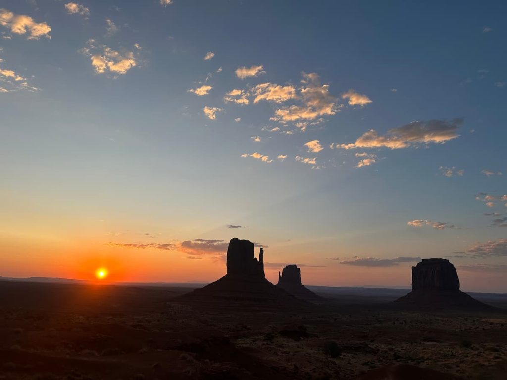 Photo de East et West Mitten Buttes au lever du soleil à Monument Valley