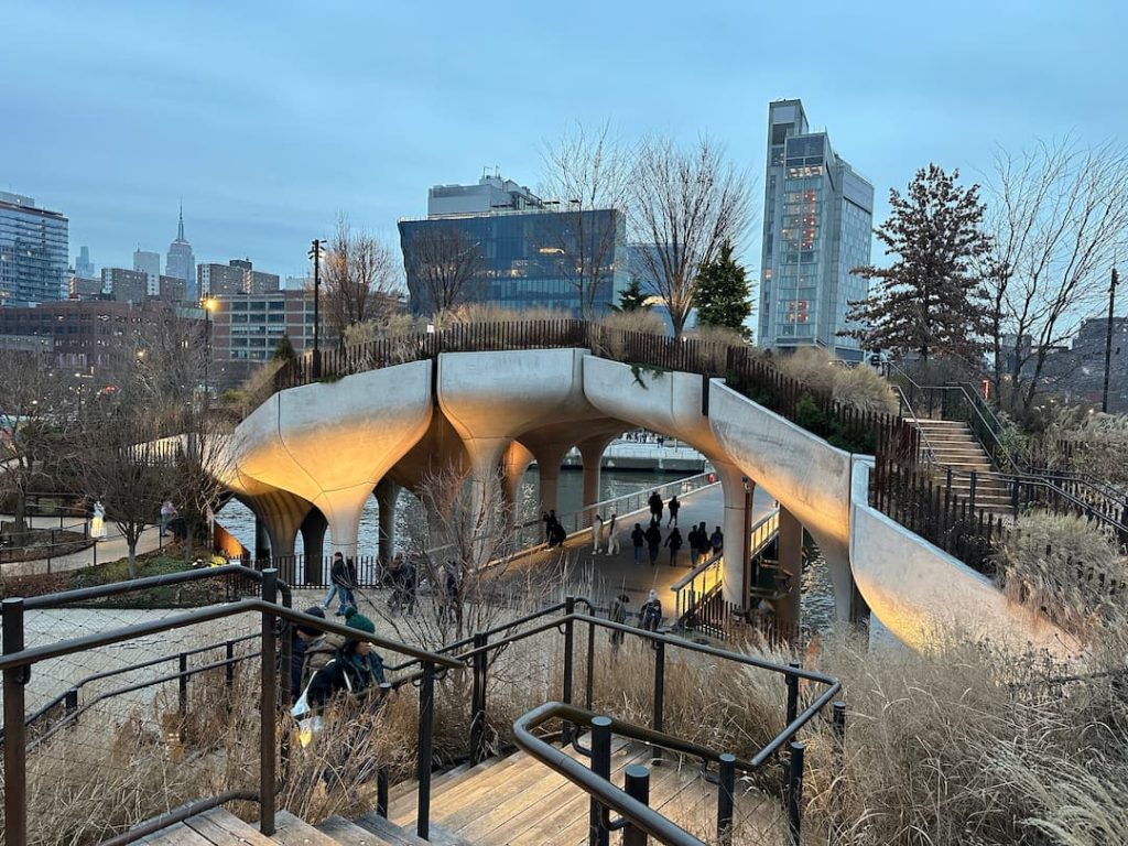 Little island à la nuit tombante avec les lumières allumées à New York