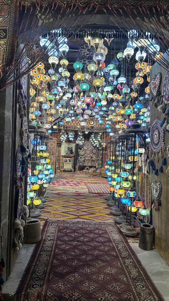 Magasin de lampes turques, allumées le soir, à Göreme, Cappadoce, Turquie