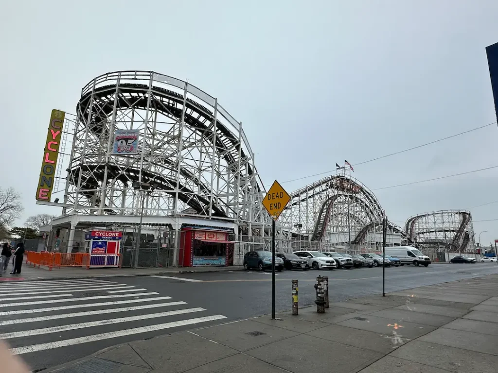 Photo de la montagne russe en bois du Luna Park Coney Island, New York