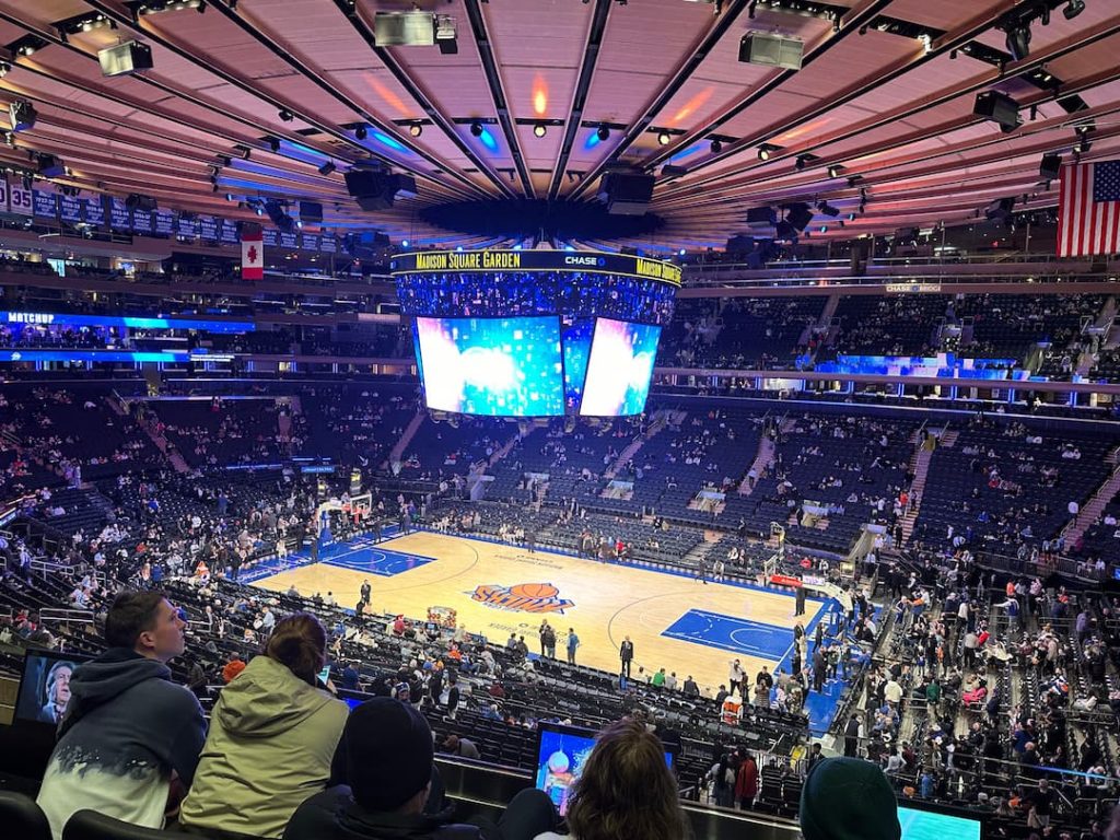 Le Madison Square Garden, pendant un match des Knicks, prise d'en haut des gradins, à New York à Noël