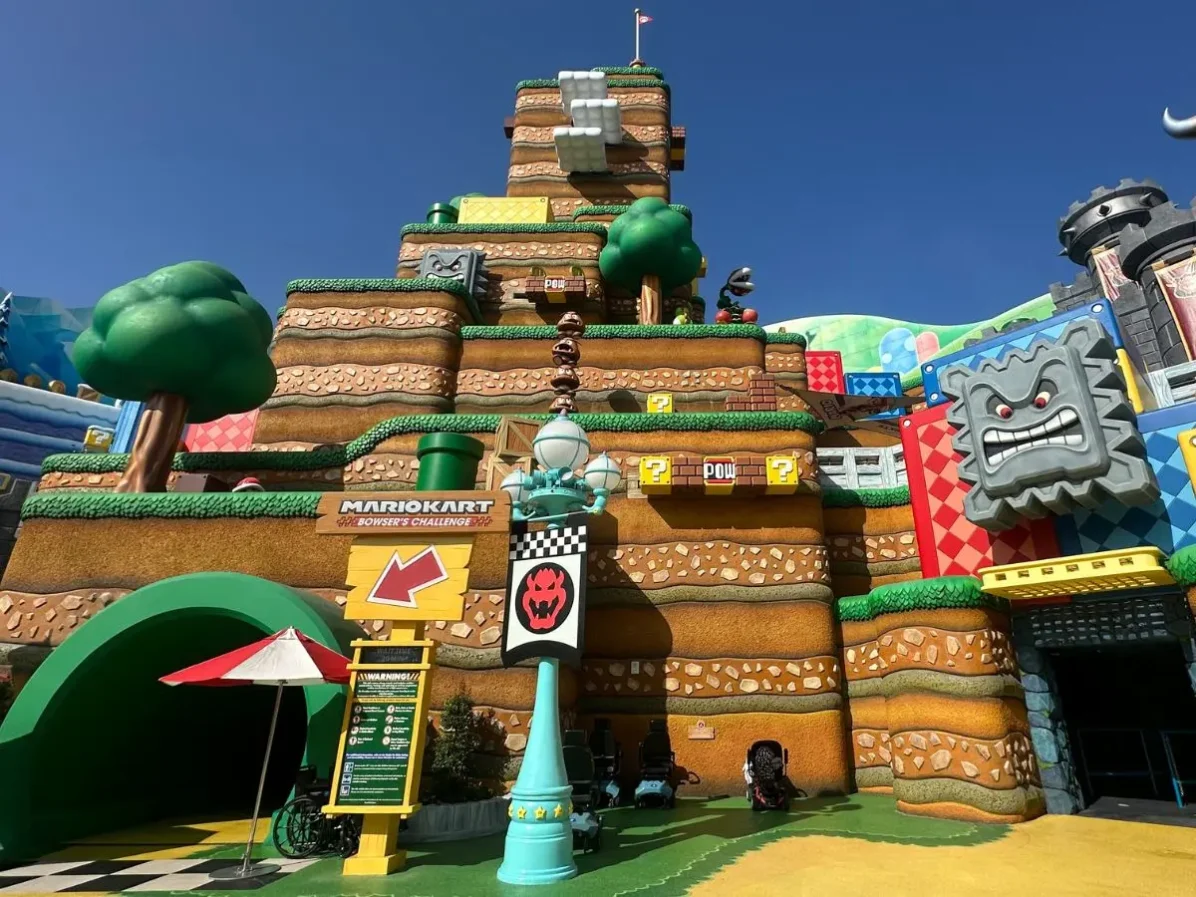 Photo du monde de Mario devant le château de Bowser à Universal Studios Hollywood, Los Angeles Californie.