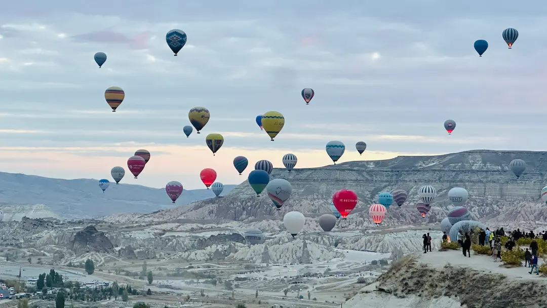 Vol des montgolfières au lever du soleil, sur les hauteurs de Göreme, Cappadoce, Turquie