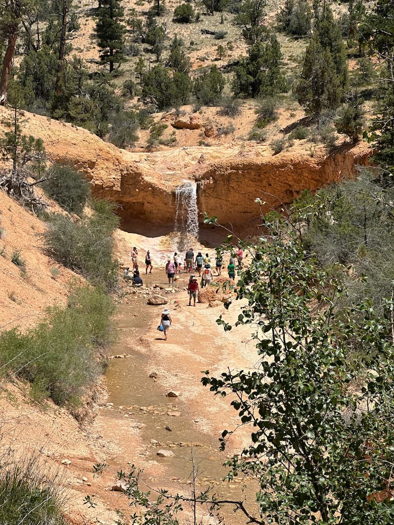 Cascade à Mossy Cave avec beaucoup de gens devant à Bryce Canyon National Park